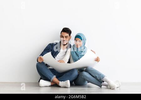 Fröhliche mittelöstliche Familie mit Wohnungskonzept, Kopierraum Stockfoto