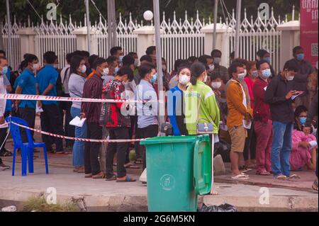 Phnom Penh, Kambodscha. 7. Juli 2021. Seit 4 Monaten kämpft Phnom Penh mit einem COVID - 19 Anstieg. Kambodschaner in schützenden Gesichtsmasken / Abdeckungen, aber nicht soziale Distanzierung, warten auf ihre Testergebnisse an einer Massenteststelle. Quelle: Kraig lieb / Alamy Live News Stockfoto