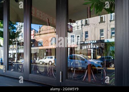 Reflexionen in Fenstern einer geschlossenen Bar, in Balmain, Sydney, Australien während der Pandemiesperre Stockfoto