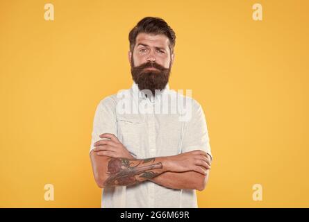 Brutal bärtiger Hipster mit gepflegtem Bart ist professioneller Koch im weißen Hemd, Brutalität Stockfoto