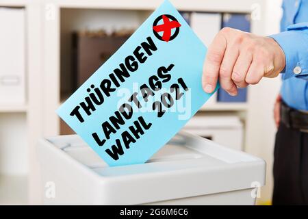 Hand bei der Wahl der Thüringer Landtagswahl 2021 an einer Wahlurne Stockfoto