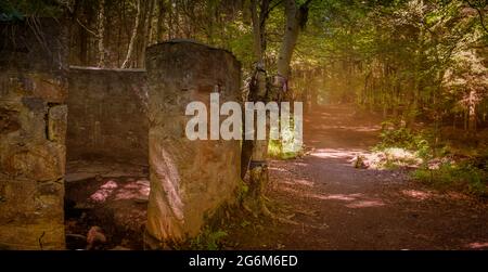 St. Mary's Well in Culloden Woods ist ein uralter Clootie-Brunnen, der im Wald in der Nähe des berüchtigten Schlachtfeldes liegt, aber seltsam ruhig ist, wenn man bedenkt, dass er prox ist Stockfoto