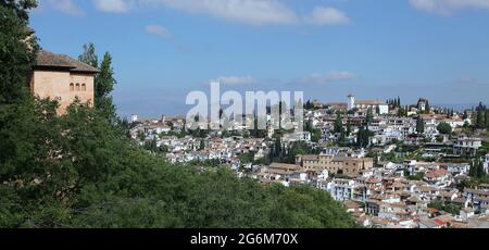 Blick auf das Stadtzentrum von Granada von der Alhambra in Granada.auf dem Hügel al-Sabika, am Ufer des Der Fluss Darro, Granada Spanien.erbaut als Festung im Jahre 889 n. Chr. umgebaut Mitte des 13. Jahrhunderts von arabischen Nasriden-Emir Mohammed ben Al-Ahmar of Das Emirat von Granada,nach der christlichen Reconquista im Jahr 1492 wurde der Ort zum Königlichen Hof von Ferdinand und Isabella Stockfoto