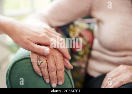 Nahaufnahme Der Hände Mit Der Jungen Frau, Die Die Ältere Frau Tröstet Stockfoto