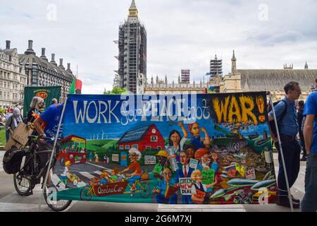 London, Großbritannien. Juni 2021. Demonstranten auf dem Parliament Square. Mehrere Proteste fanden in der Hauptstadt statt, als pro-Palästina, Black Lives Matter, Kill the Bill, Extinction Rebellion, Anti-Tory-Demonstranten und verschiedene andere Gruppen marschierten durch das Zentrum Londons. Stockfoto