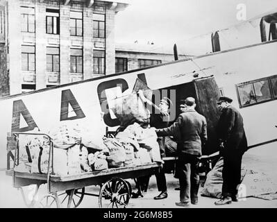 Vintage-Schwarz-Weiß-Foto aufgenommen am 8. Mai 1931. Ein Armstrong-Flugzeug von Imperial Airways, Whitworth Argosy II, wird mit Post auf dem Croydon Aerodrome, Flughafen, in der Nähe von London, beladen. Stockfoto