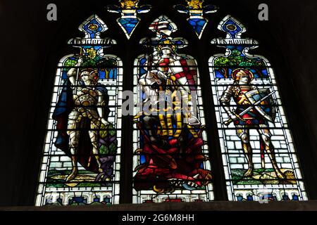 Kriegsdenkmal Glasfenster St. George zwischen Victory & Valor in der Kathedrale von Norwich