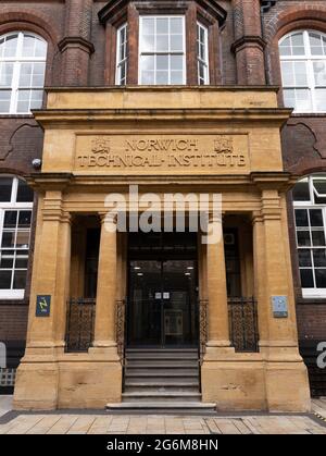 Das gelbe Schild des Norwich Technical Institute befindet sich über dem Eingang des St. Georges-Gebäudes, das Teil der Norwich University of Arts ist Stockfoto