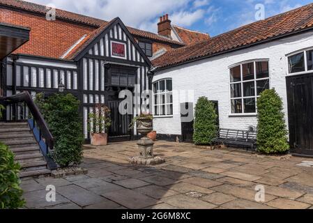 Eingang und Innenhof des Maddermarket Theatre in der St. John's Alley in Norwich, Norfolk, England. Stockfoto