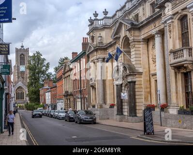 Straßenansicht von St Giles House Hotel Street Norwich mit St Giles Church im Hintergrund Stockfoto