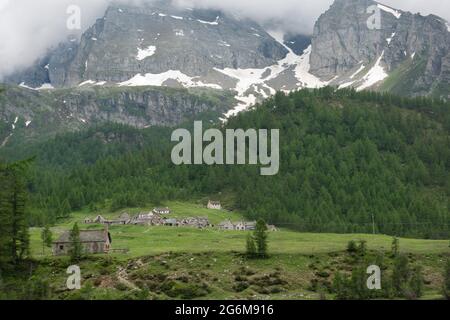 Schöne alpine Landschaft: Dorf Cianciavero in Alpe Veglia, dominiert vom Monte Leone im Hintergrund, Alpe Veglia, Varzo, Provinz Verban Stockfoto