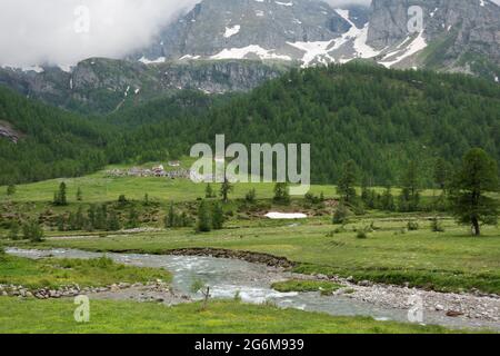 Schöne alpine Landschaft: Dorf Cianciavero in Alpe Veglia, dominiert vom Monte Leone im Hintergrund, Alpe Veglia, Varzo, Provinz Verban Stockfoto