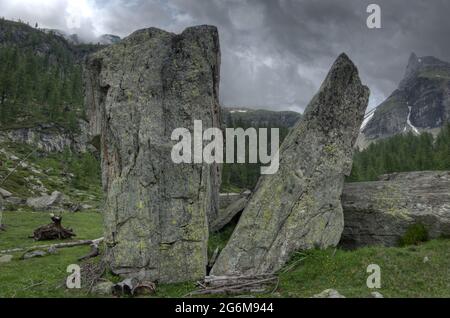 Felsbrocken durch Naturgewalten in zwei Teile gespalten Stockfoto