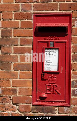 Traditionelle rote Briefkasten in einer roten Backsteinmauer gebaut zeigt Sammlung Times England Stockfoto