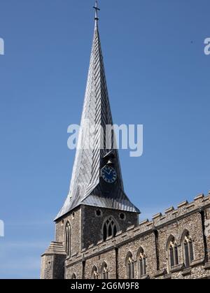 Der mittelalterliche Holz- und Bleiturm, die Uhr und die Glocke der St. Mary's Kirche in Hadleigh, Suffolk, England Stockfoto