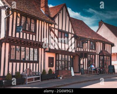 Das Bell Public House wurde 1378 als ein typisches englisches Pub mit Postkarten in Kersey Suffolk, England, erbaut Stockfoto