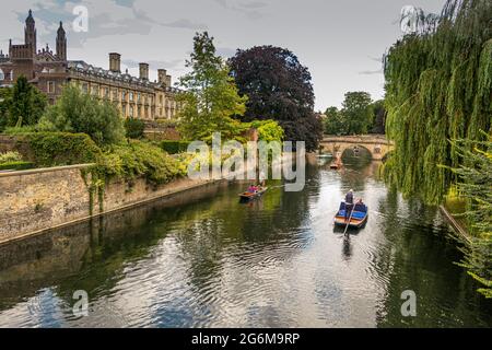 Punters auf dem River Cam mit Blick auf das Clare College auf dem Rücken in Cambridge, England Stockfoto