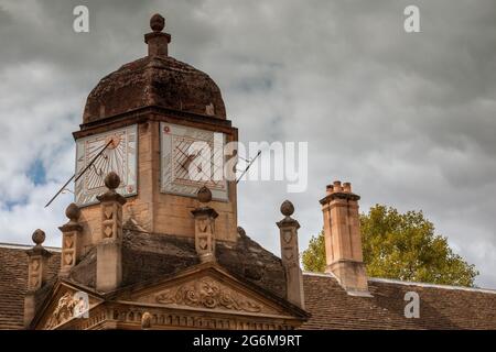 Sechsseitige vertikale Sonnenuhr am Gate of Honor am Caius Court Gonville und der Caius College Cambridge University in der Senate House Passage Cambridge. England Stockfoto