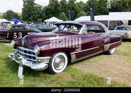 Drei Viertel Vorderansicht eines Maroon, 1949, Cadillac Coupe De Ville, auf der London Classic Car Show 2021 ausgestellt Stockfoto