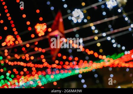 Verwackelte dekorative Lichter an der Decke – aufgenommen mit manueller Fokussierung in der Kamera. Zur Verwendung als Hintergrund und Copyspace. Stockfoto