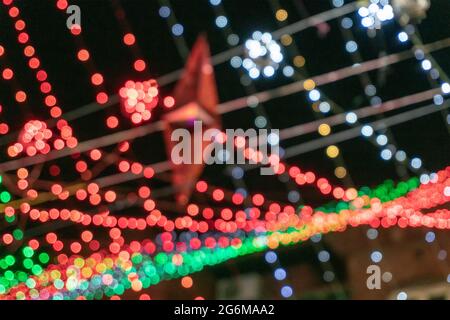 Verwackelte dekorative Lichter an der Decke – aufgenommen mit manueller Fokussierung in der Kamera. Zur Verwendung als Hintergrund und Copyspace. Stockfoto