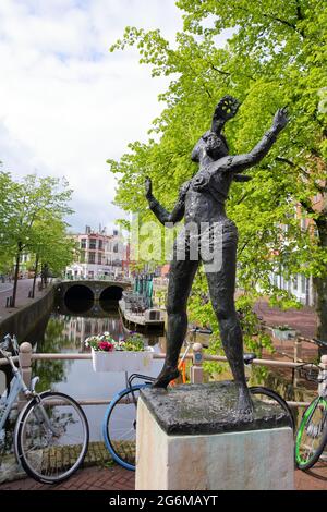 LEEUWARDEN, NIEDERLANDE - 17. MAI 2021: Statue von Mata Hari (enthüllt 1976) mit Blick auf de Kelders (Keller), einem historischen Kanalkai Stockfoto