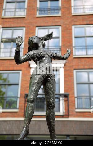 LEEUWARDEN, NIEDERLANDE - 17. MAI 2021: Statue von Mata Hari (enthüllt 1976) im Zentrum von Leeuwarden, Friesland Stockfoto