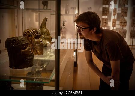 British Museum-The Benin Bronzes Photograph by Brian Harris 2021-07 Benin Bronze Heads at the British Museum, London, England. L-R: Messingkopf eines O Stockfoto