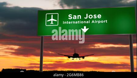 Flugzeug Silhouette Landung in San Jose, Kalifornien, Costa Rica. Ankunft in der Stadt mit Schild Richtung Flughafen und Sonnenuntergang im Hintergrund. Trip und tran Stockfoto