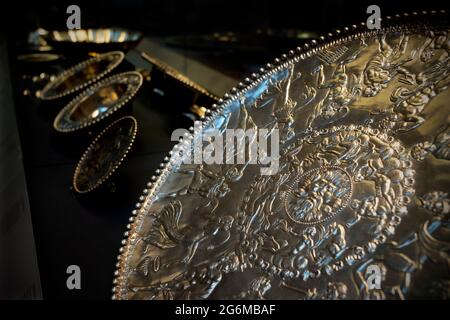 British Museum Fotografie von Brian Harris 2021-07 der Schatz von Mildenhall, der das große Gericht oder den großen Teller von Mildenhall zeigt. Das große Gericht (auch wissen Stockfoto