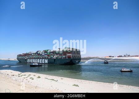 Ismailia, Ägypten. Juli 2021. Das unter Panama-Flagge gezeichnete Containerschiff „je gegeben“ fährt durch den Suezkanal. Das massive jemals gegebene Containerschiff, Das den Suezkanal blockierte und den Welthandel Anfang des Jahres störte, hat nach einem außergerichtlichen Vergleichsabkommen zwischen Vertretern der Suezkanal-Behörde und den japanischen Besitzern des Schiffes begonnen, vom Suezkanal aus zu segeln, wo er mehrere Monate lang festgehalten wurde. Kredit: Hassan Mohamed/dpa/Alamy Live Nachrichten Stockfoto