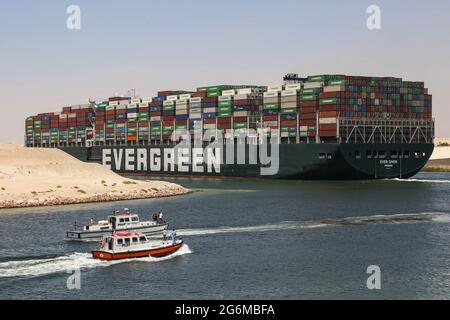 Ismailia, Ägypten. Juli 2021. Das unter Panama-Flagge gezeichnete Containerschiff „je gegeben“ fährt durch den Suezkanal. Das massive jemals gegebene Containerschiff, Das den Suezkanal blockierte und den Welthandel Anfang des Jahres störte, hat nach einem außergerichtlichen Vergleichsabkommen zwischen Vertretern der Suezkanal-Behörde und den japanischen Besitzern des Schiffes begonnen, vom Suezkanal aus zu segeln, wo er mehrere Monate lang festgehalten wurde. Quelle: Mahmoud El-khawas/dpa/Alamy Live News Stockfoto