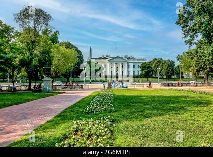 Pfad und Blumenrand im Lafayette Park mit dem Weißen Haus und dem Washington Monument im Hintergrund. Stockfoto