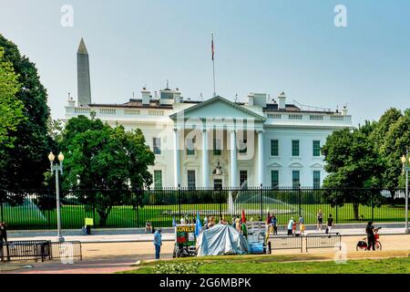 Pfad und Blumenrand im Lafayette Park mit dem Weißen Haus und dem Washington Monument im Hintergrund. Stockfoto