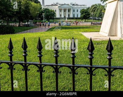 Pfad und Blumenrand im Lafayette Park mit dem Weißen Haus und dem Washington Monument im Hintergrund. Stockfoto