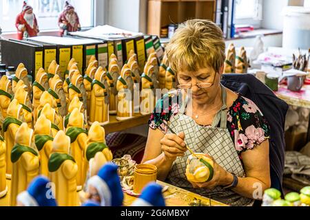 Die von Richard Mahr gegründete Marolin Manufaktur stellt in Steinach fein detaillierte Papier-Mache-Figuren her Stockfoto