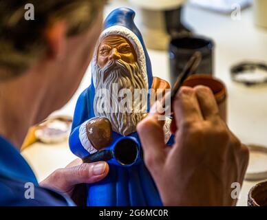 Die von Richard Mahr gegründete Marolin Manufaktur stellt in Steinach fein detaillierte Papier-Mache-Figuren her Stockfoto