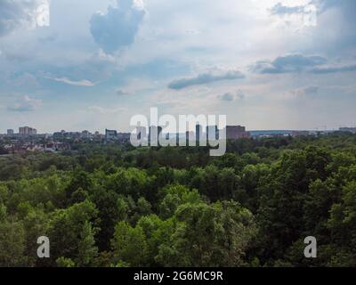 Luftbild Himmel auf grünen Sommer Charkiw Stadtzentrum Sarschyn Yar Park. Botanischer Garten mit hohen Bäumen und Wolkenlandschaft in einem Wohngebiet Stockfoto