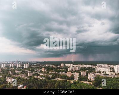 Luftaufnahme auf grünen Kharkiv Stadtzentrum Botanischer Garten und Pavlove Pole. Mehrstöckige Gebäude mit Telekommunikationsturm-Antenne mit szenischem Regen Stockfoto