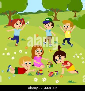 Vektor-Illustration von Kindern, die draußen auf grünem Gras mit Blumen, Bäumen spielen. Glückliche Kinder spielen auf dem Hof mit Spielzeug im Cartoon-Flat-Stil. Stock Vektor