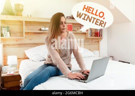 Konzeptionelle Bildunterschrift Hallo, Winter. Geschäftsidee Gruß verwendet, wenn die kalte Jahreszeit des Jahres vergeht, indem Sie Online-Dokumentationen, spielen Stockfoto