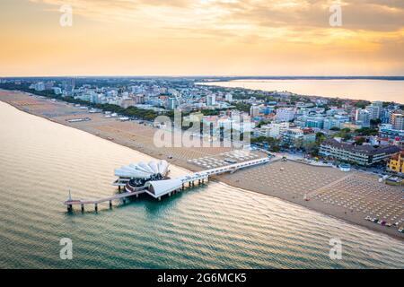 Lignano Sabbiadoro an der Adriaküste in Italien, Europa im Sommer. Berühmter touristischer Ort und Strand in der Region Friaul-Julisch Venetien. Stockfoto