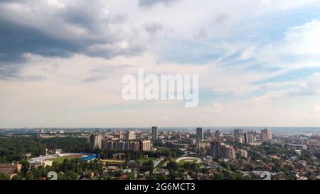 Luftpanorama Ansicht auf Sommer Charkiw Stadtzentrum Sarschyn Yar. Botanischer Garten mit hohen Bäumen und landschaftlich reizvoller Wolkenlandschaft in einem Wohngebiet Stockfoto