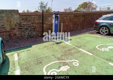 Porsche Taycan 4s an einer Ladestation, Bruce House, Arbroath, Schottland Stockfoto