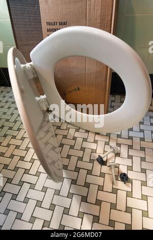 Neues Toilettensitz-Kit erwartet Installation in einem Haushaltsbad, USA Stockfoto