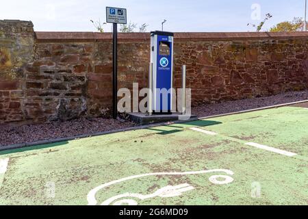 Porsche Taycan 4s an einer Ladestation, Bruce House, Arbroath, Schottland Stockfoto