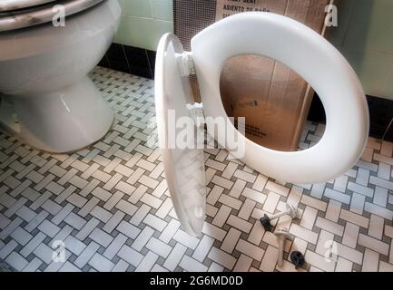 Neues Toilettensitz-Kit erwartet Installation in einem Haushaltsbad, USA Stockfoto