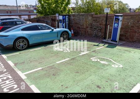 Porsche Taycan 4s an einer Ladestation, Bruce House, Arbroath, Schottland Stockfoto