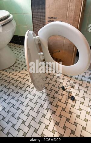 Neues Toilettensitz-Kit erwartet Installation in einem Haushaltsbad, USA Stockfoto