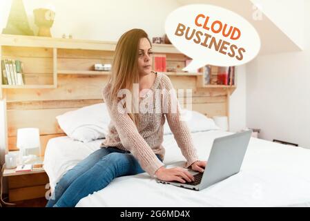 Handschrift Text Cloud Business. Business-Schaufenster internetbasierte Bereitstellung von Diensten für Benutzer, die Online-Dokumentationen ansehen, spielen Stockfoto